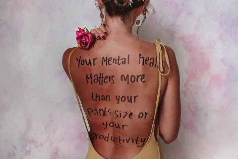 OVE PORUKE NA LEĐIMA UPUĆENE ŽENAMA SIGURNO ĆE VAS INSPIRISATI