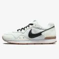Nike Venture Runner 
