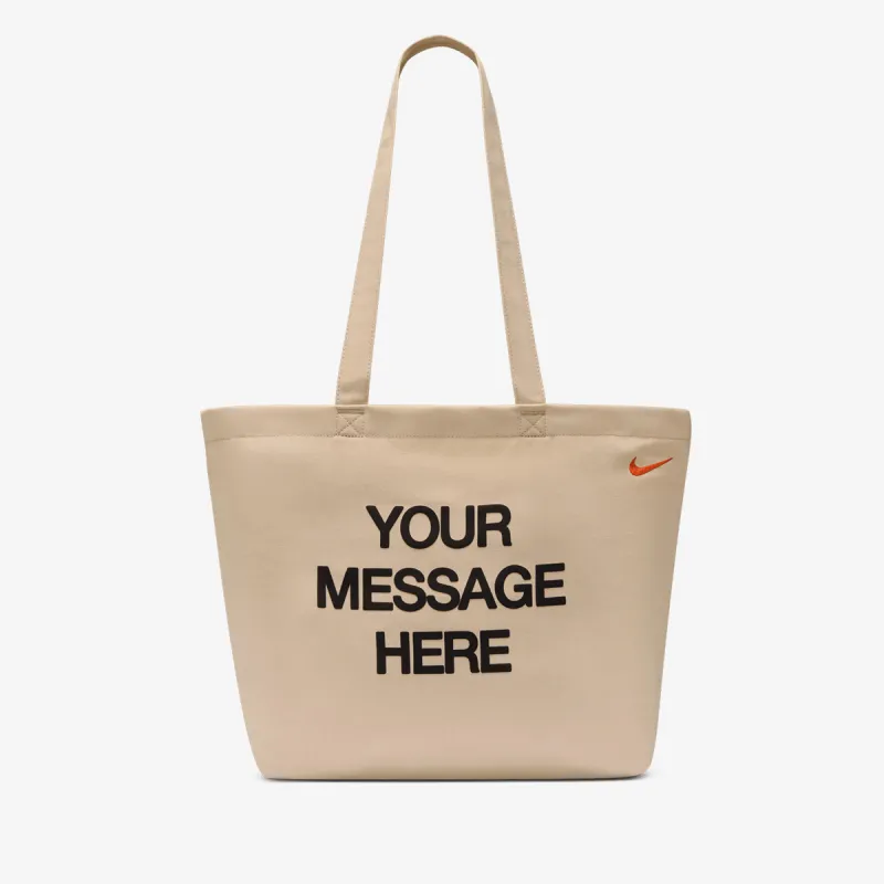 Nike NK HERITGE TOTE GFX YR MSG HRE 