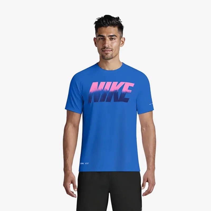 Nike Essential 