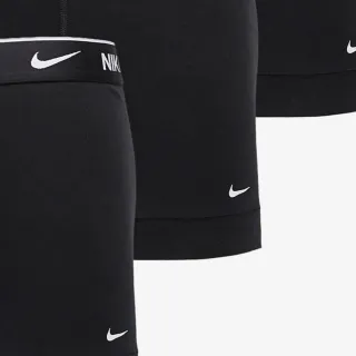 Nike Essential 